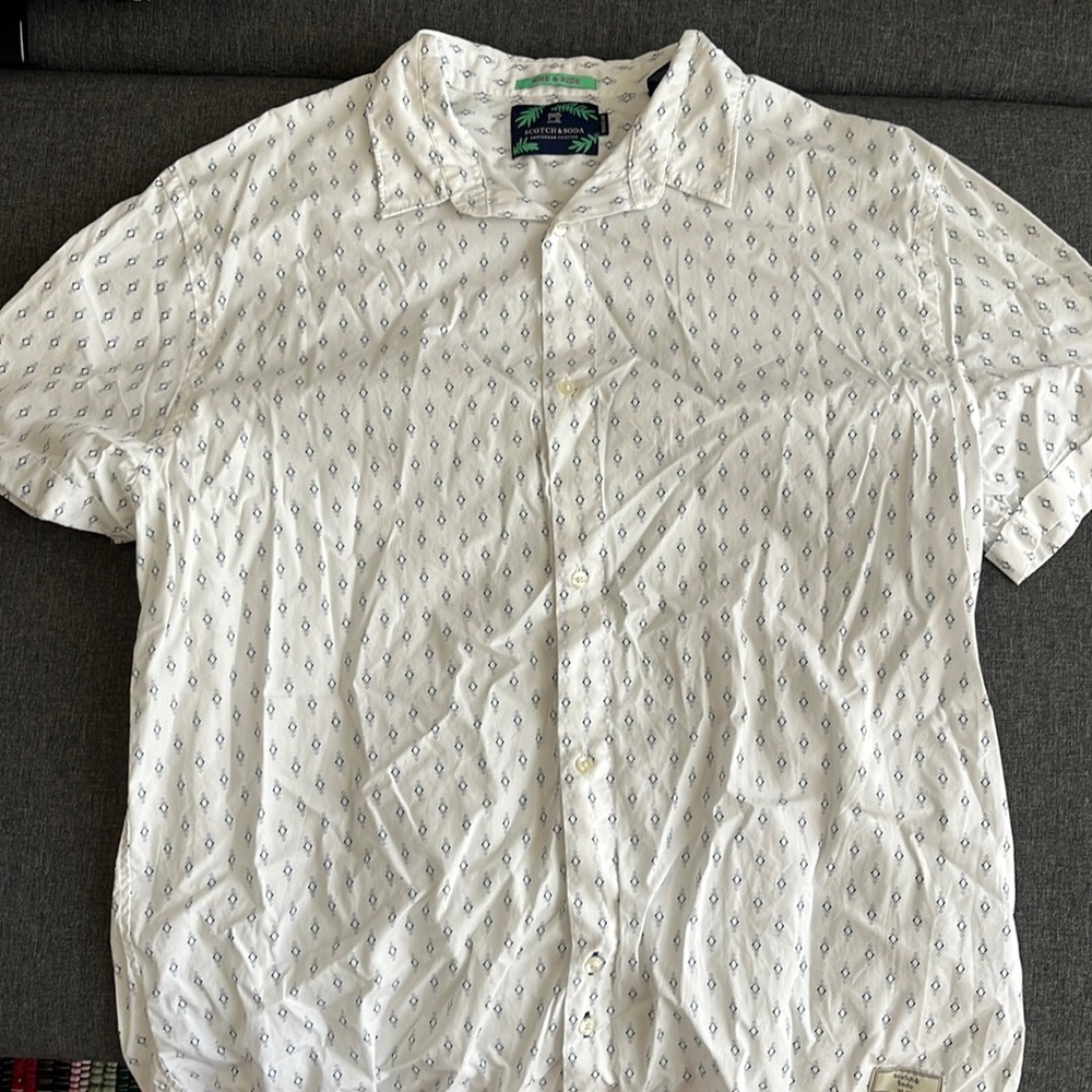 Scotch and Soda. Short Sleeve Button Down. Size XXL. White with blue design.